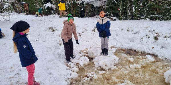 Pausenspiele im Schnee