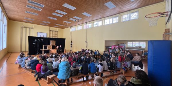 Theater Rosenfisch in der Turnhalle